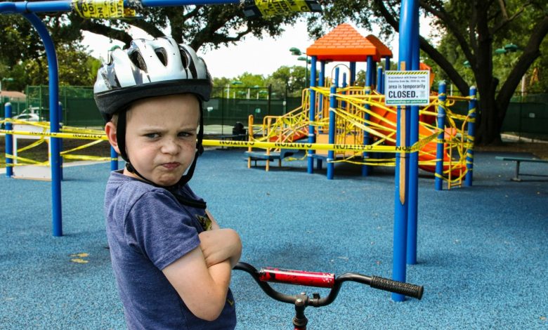 9 طرق لاحتواء نوبات غضب طفلك وسلوكياته الخاطئة