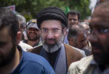 "ملياردير الظل".. تقرير يكشف شبكة ثروة هائلة لنجل خامنئي