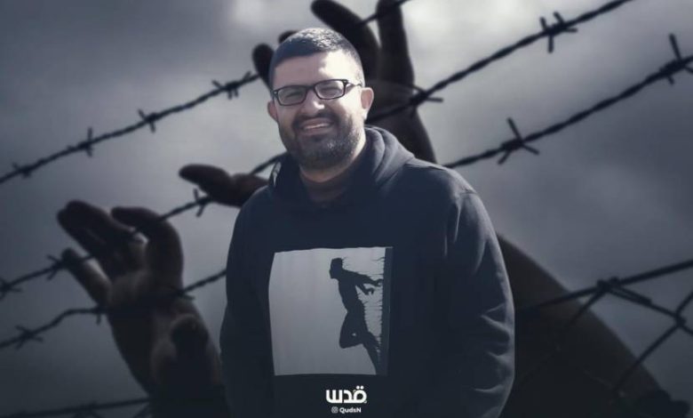 أجهزة السلطة تواصل اعتقال الكاتب والمحرر ثامر سباعنة وتنقله إلى سجن أريحا