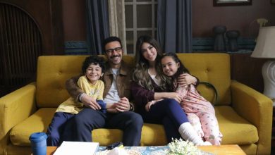 أحمد داود ينشر صورة من كواليس تصوير مشاهده في مسلسل بابا وماما جيران