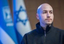 أسير إسرائيلي سابق في غزة: هربت مع مقاتلي “حماس” للنجاة وأعطوني سلاحًا