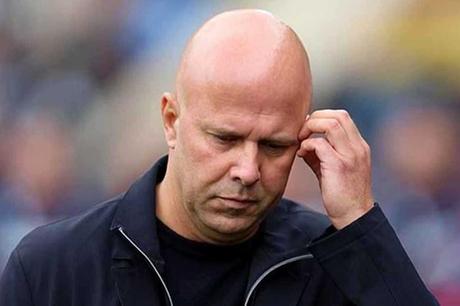 أنباء عن إقالة أرني سلوت من تدريب ليفربول