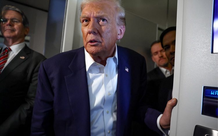 إدارة ترامب تبدأ محادثات مع شركات النفط الأمريكية بشأن فنزويلا