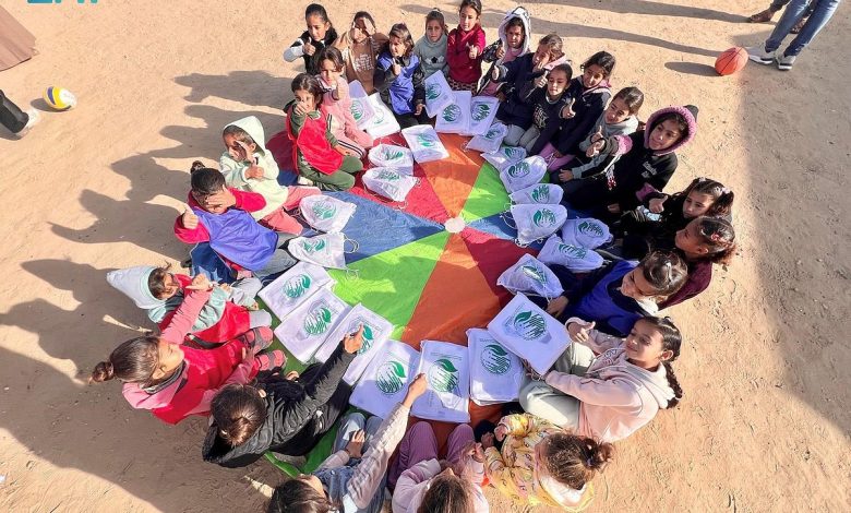 "إغاثي الملك سلمان" يوزع ملابس شتوية وسلالًا غذائية في غزة