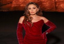 إليسا تتألق بإطلالة مخملية أنيقة في العلا وتواصل تنويع اختياراتها