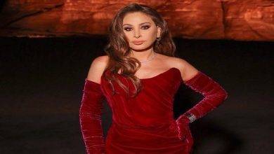 إليسا تتألق بإطلالة مخملية أنيقة في العلا وتواصل تنويع اختياراتها