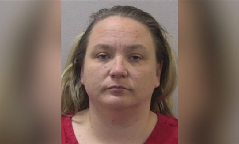 اعتقال "معلمة العام" بتهمة ملاحقة طفل والاعتداء عليه في الحمام