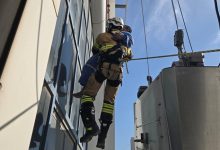 «الإطفاء» تنقذ عاملاً انحشر في رافعة صيانة بالمرقاب