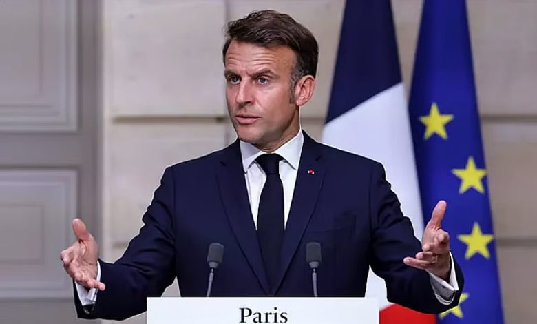 «الإليزيه» يكشف سبب ظهور ماكرون بعينه اليمنى محتقنة ومحمرة: انفجار وعاء دموي صغير