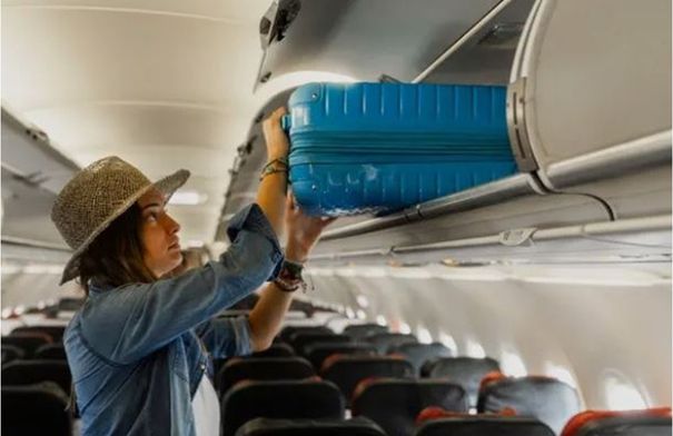 الخزانة العلوية للطائرة.. لماذا يجب ألا تضع معطفك فيها؟...