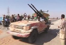 الخناق يضيق على القذافي والثوار يسيطرون على أحياء ومناطق من طرابلس وحكومة العقيد تهدد بـآلاف المتطوعين لصد الهجوم عن العاصمة