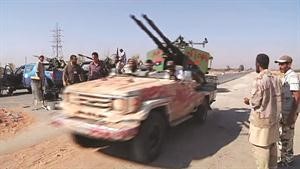 الخناق يضيق على القذافي والثوار يسيطرون على أحياء ومناطق من طرابلس وحكومة العقيد تهدد بـآلاف المتطوعين لصد الهجوم عن العاصمة