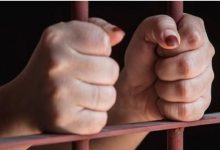 السجن 10 سنوات لسيدة احتجزت مصممة أزياء وأجبرتها على بيع شقة في العجوزة