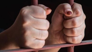 السجن 10 سنوات لسيدة احتجزت مصممة أزياء وأجبرتها على بيع شقة في العجوزة