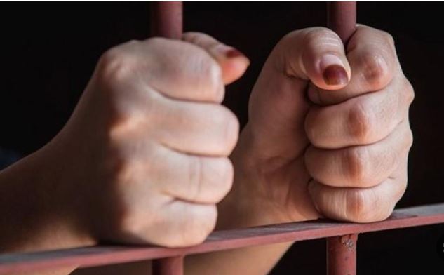 السجن 10 سنوات لسيدة احتجزت مصممة أزياء وأجبرتها على بيع شقة في العجوزة