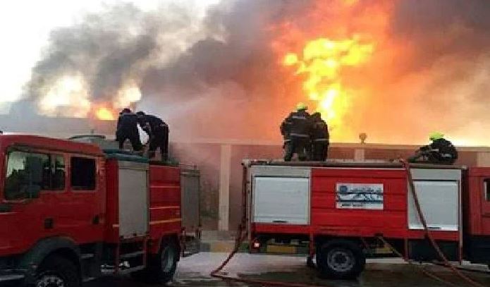 السيطرة على حريق اندلع بمخزن كرتون في أكتوبر دون إصابات