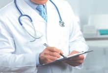 العوضي يعتمد وثيقة المبادئ والسلوك الأخلاقي للعاملين في المجال الصحي