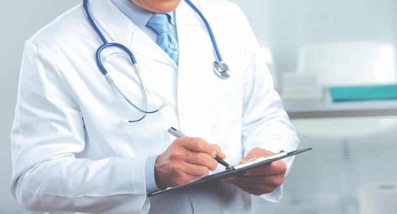 العوضي يعتمد وثيقة المبادئ والسلوك الأخلاقي للعاملين في المجال الصحي