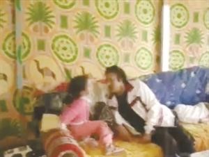 القذافي لحفيدته في فيديو يعود لـ 2005 متحبنيش؟ فردت عليه لا!