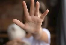 النيابة تحقق مع ربة منزل متهمة بتعذيب ابنتي زوجها الطفلتين في الشرقية