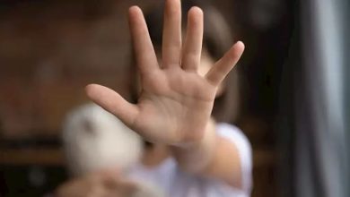 النيابة تحقق مع ربة منزل متهمة بتعذيب ابنتي زوجها الطفلتين في الشرقية