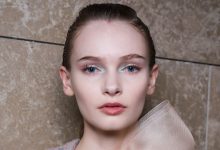 اليوم الثاني من أسبوع الموضة في باريس يرسم توجهات الجمال لربيع وصيف 2026