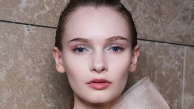 اليوم الثاني من أسبوع الموضة في باريس يرسم توجهات الجمال لربيع وصيف 2026