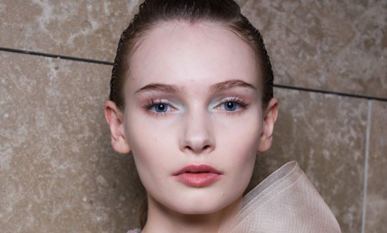 اليوم الثاني من أسبوع الموضة في باريس يرسم توجهات الجمال لربيع وصيف 2026