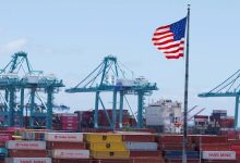 انخفاض العجز التجاري الأمريكي إلى أدنى مستوى منذ 2009 مع ارتفاع الإنتاجية