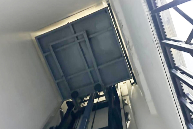 انزلاق مصعد أدى إلى إصابة عاملين كانا بداخله في منطقة صبحان 