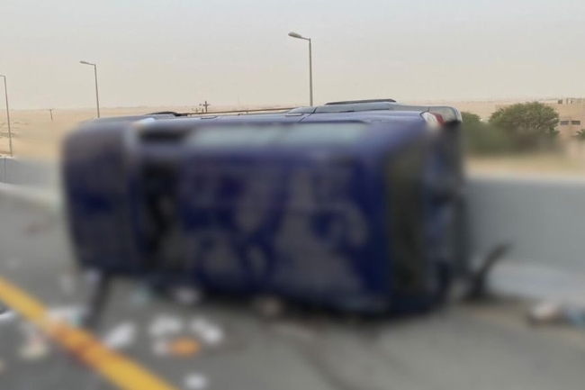 انقلاب مركبة على طريق صباح الأحمد وإصابة 4 أشخاص