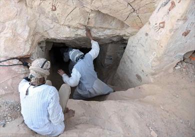 انهيار حفرة على شخصين أثناء التنقيب عن الآثار بكوم أوشيم في الفيوم