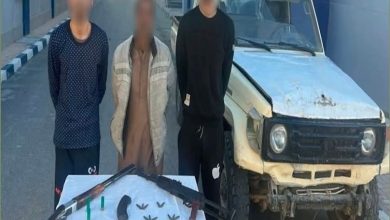 بأسلحة نارية.. ضبط 3 متهمين استوقفوا ميكروباص وسرقوا قائده بالإكراه في مطروح