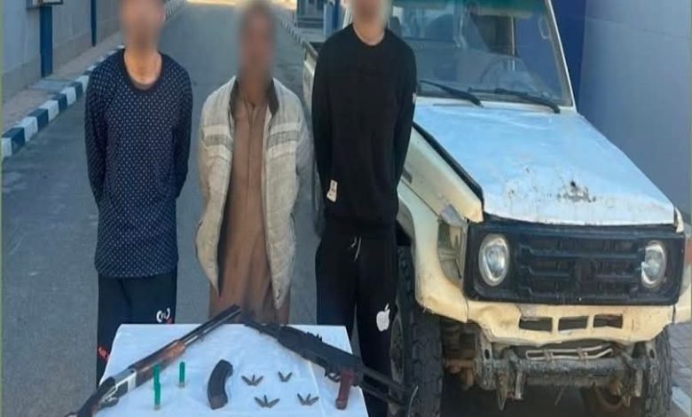بأسلحة نارية.. ضبط 3 متهمين استوقفوا ميكروباص وسرقوا قائده بالإكراه في مطروح