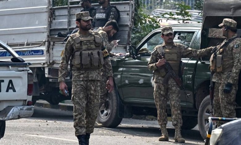 باكستان تقتل 12 مسلحاً وتحبط محاولة أخذ رهائن