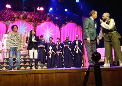 بالصور.. «ابن الأصول» كامل العدد في أولى لياليه على مسرح ميامي