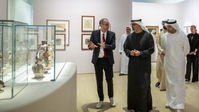 بالصور.. خالد بن محمد بن زايد يزور المعارض الفنية الموسمية في متحف اللوفر أبوظبي
