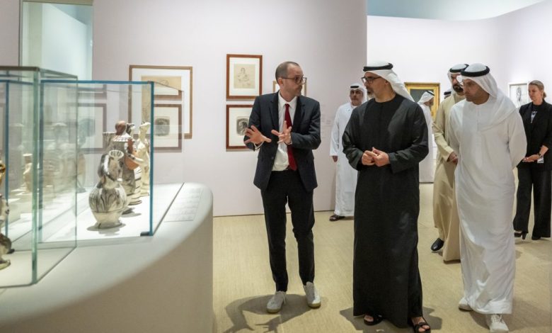 بالصور.. خالد بن محمد بن زايد يزور المعارض الفنية الموسمية في متحف اللوفر أبوظبي