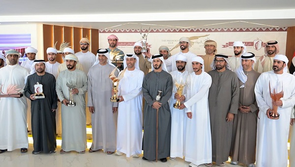 بالفيديو.. زايد بن حمد آل نهيان يتوج الفائزين في ختام منافسات كأس رئيس الدولة للصيد بالصقور