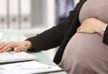 بعد إجازة الوضع.. لماذا تواجه الأمهات فجوة في العودة إلى العمل؟