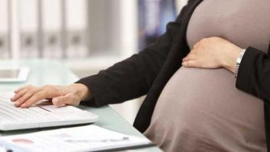 بعد إجازة الوضع.. لماذا تواجه الأمهات فجوة في العودة إلى العمل؟