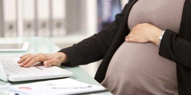 بعد إجازة الوضع.. لماذا تواجه الأمهات فجوة في العودة إلى العمل؟