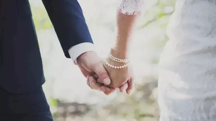 بعد يومين من الزفاف.. وفاة عروس وإصابة زوجها بحالة حرجة اختناقا بغاز السخان بكفر الزيات