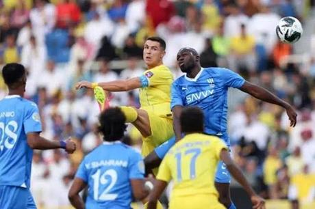 بين 8 حمراء للهلال و5 للنصر.. طرد العقيدي يقلب موازين العنف التاريخي في قمة الرياض