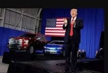 ترامب يزور أحد مصانع شركة فورد للسيارات