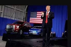 ترامب يزور أحد مصانع شركة فورد للسيارات