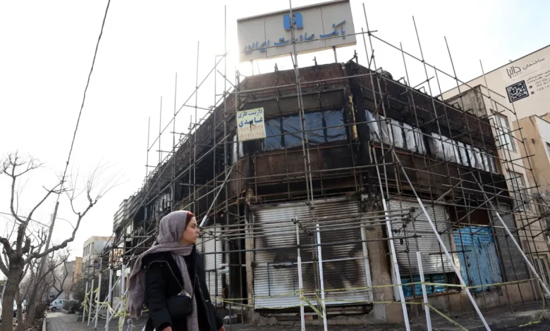 ترمب يحرك «لينكولن»... ويضغط على طهران