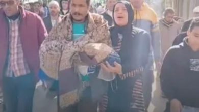 تشييع جثمان رضيع ألقاه شاب في مياه البحر بالدقهلية