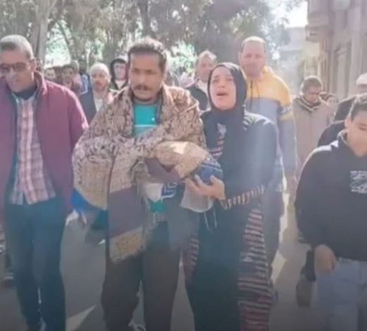 تشييع جثمان رضيع ألقاه شاب في مياه البحر بالدقهلية