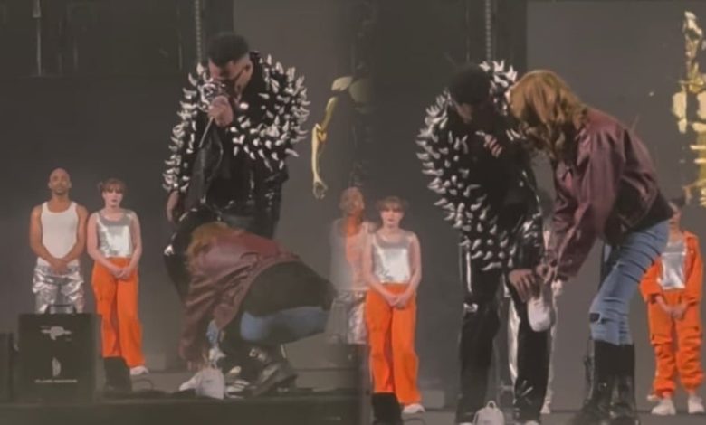 تصرف غير متوقع من فتاة مع محمد رمضان على المسرح يصيب الجمهور بالذهول